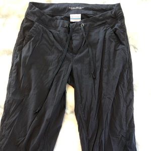Black Omni-shield Columbia Capri pants size 6 18L